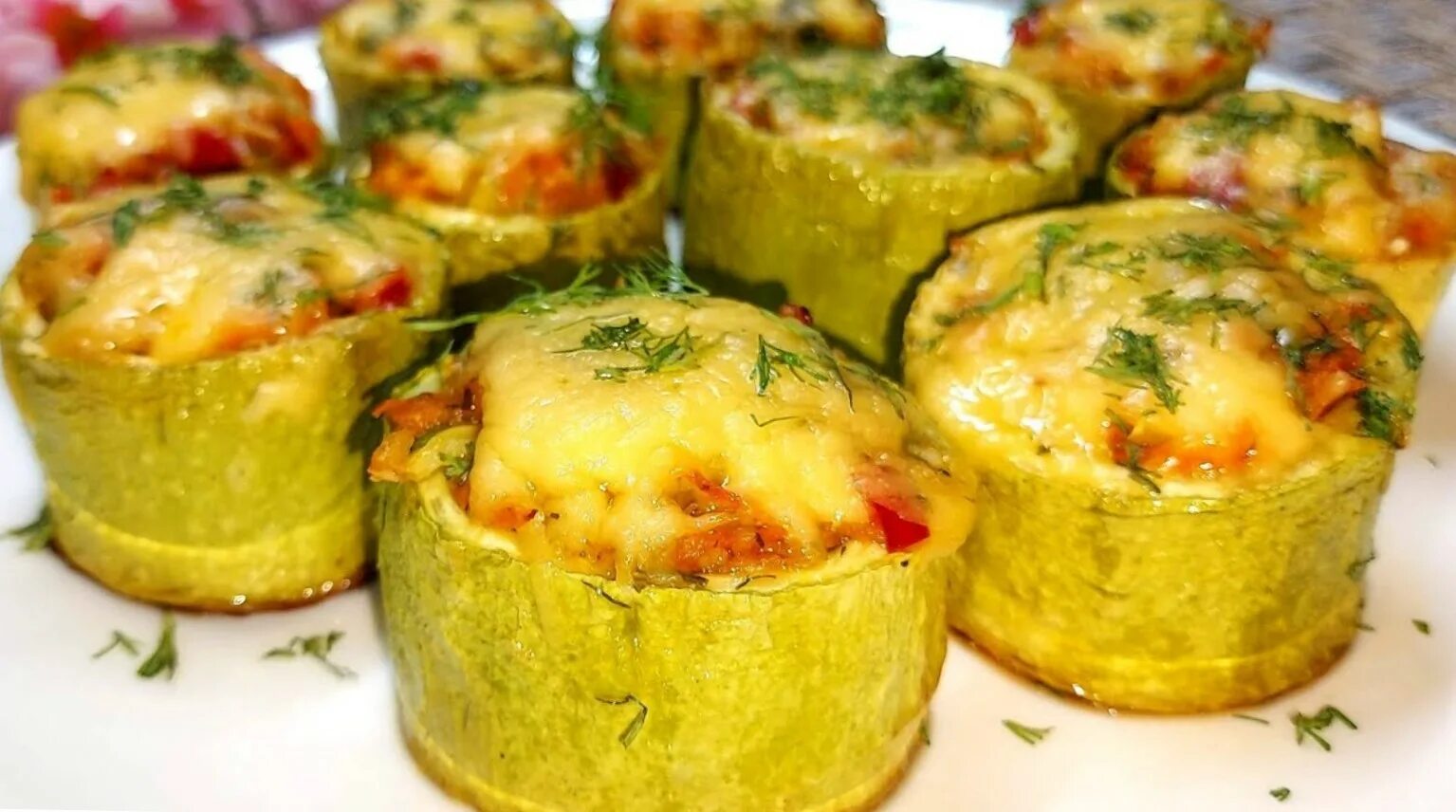 Кабачки запеченные в духовке. Запечь кабачки в духовке кружочками. Фаршированные кабачки в мультиварке. Фаршированные круглые кабачки в духовке. Кабачки фаршированные овощами.