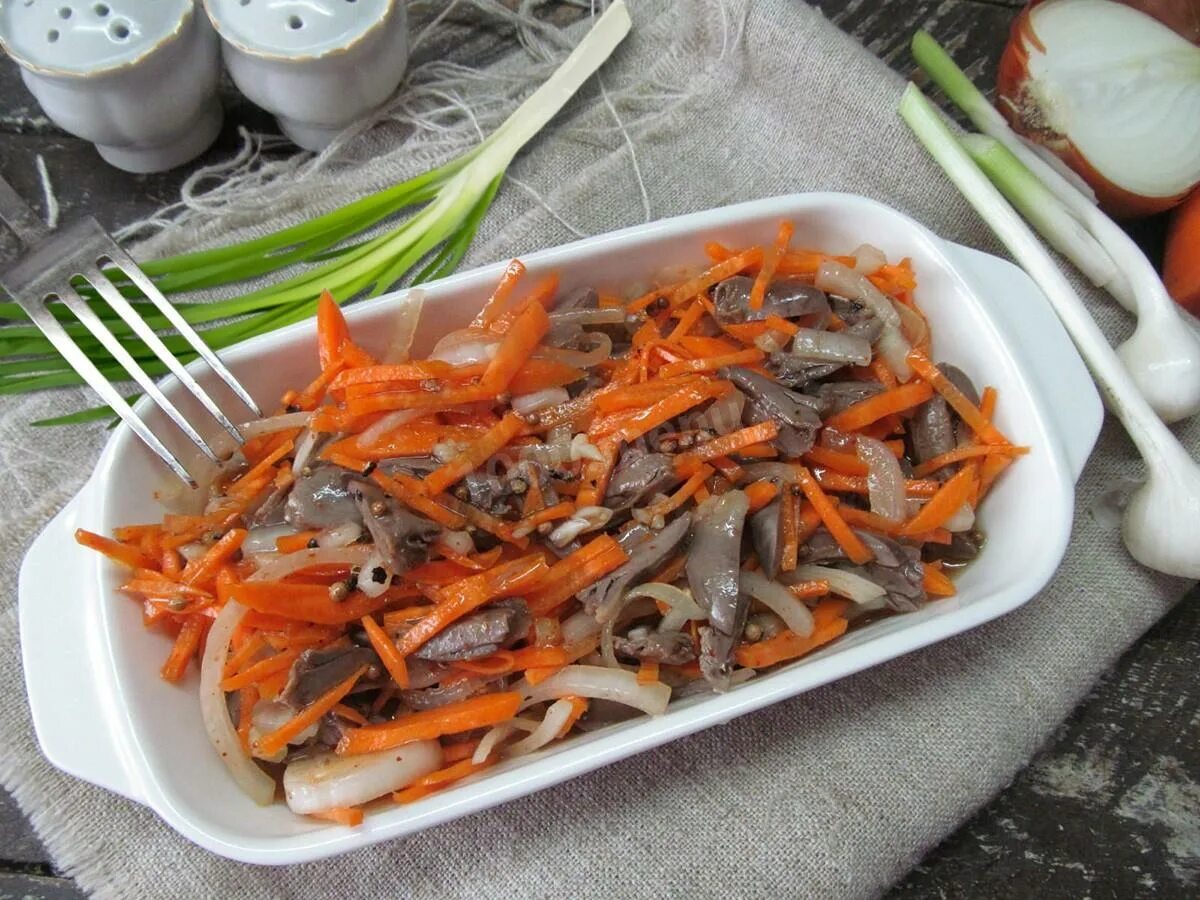 Маринуют курицу с морковью. Салат морковка. Корейские салаты. Салат с сердцем и корейской морковкой. Корейский салат с мясом.