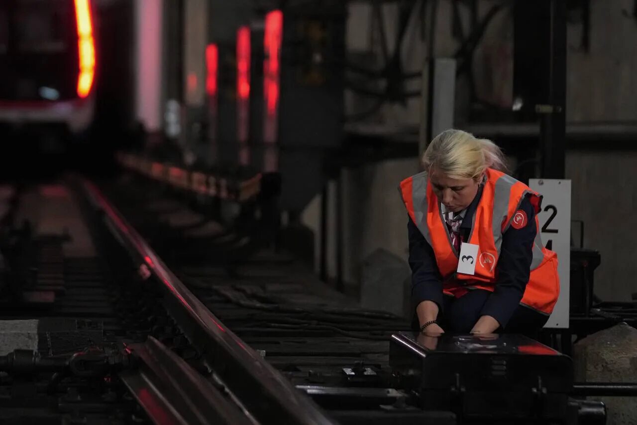Напряжение в московском метро. Дежурная по станции в метрополитене. дежурный по станции метрополитена. дежурные по станции московского метрополитена. инвентарь дежурного по станции метро.