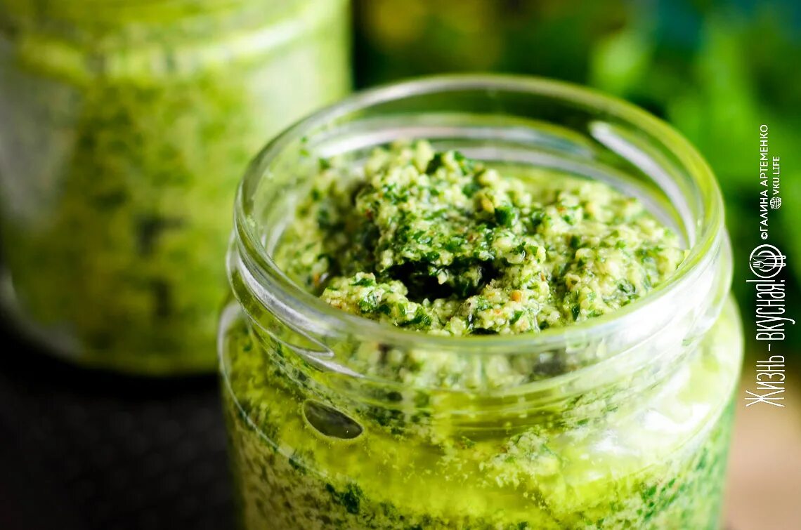 Соус из зеленого базилика на зиму. Pesto sosu. соус песто trawa. паста из зелени. соус песто на зиму.
