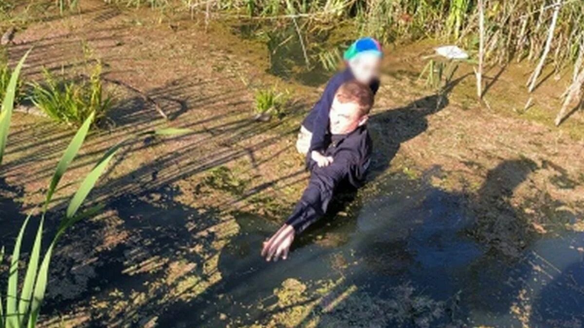 Мальчик спас 2 детей. Мальчик в болоте. пацан в болоте.