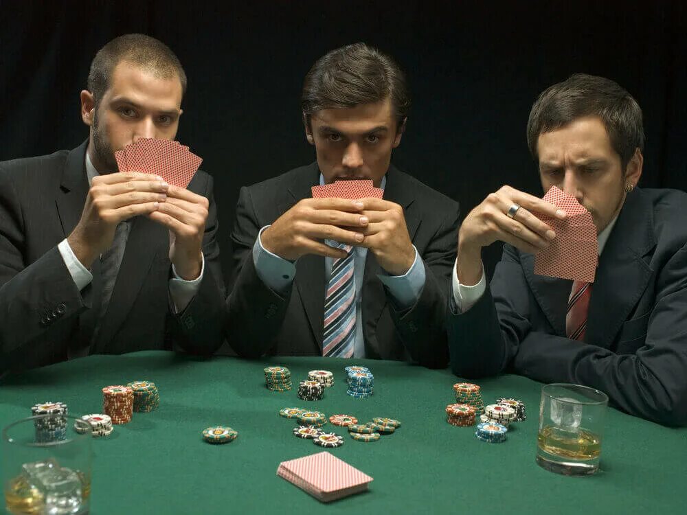 Поке. Игра в карты. Люди играющие в карты. Игра в карты. Любительский покер.