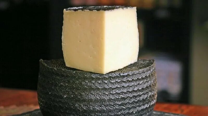 Манчего ичалки. Сыр манчего козий. испанский сыр манчего. сыр манчего semicurado. манчего с розмарином.