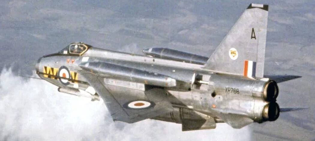 F 6.5 c. Самолёт Lightning f.6. Лайтинг ф6. Лайтнинг истребитель реактивный. Английский истребитель Лайтнинг.