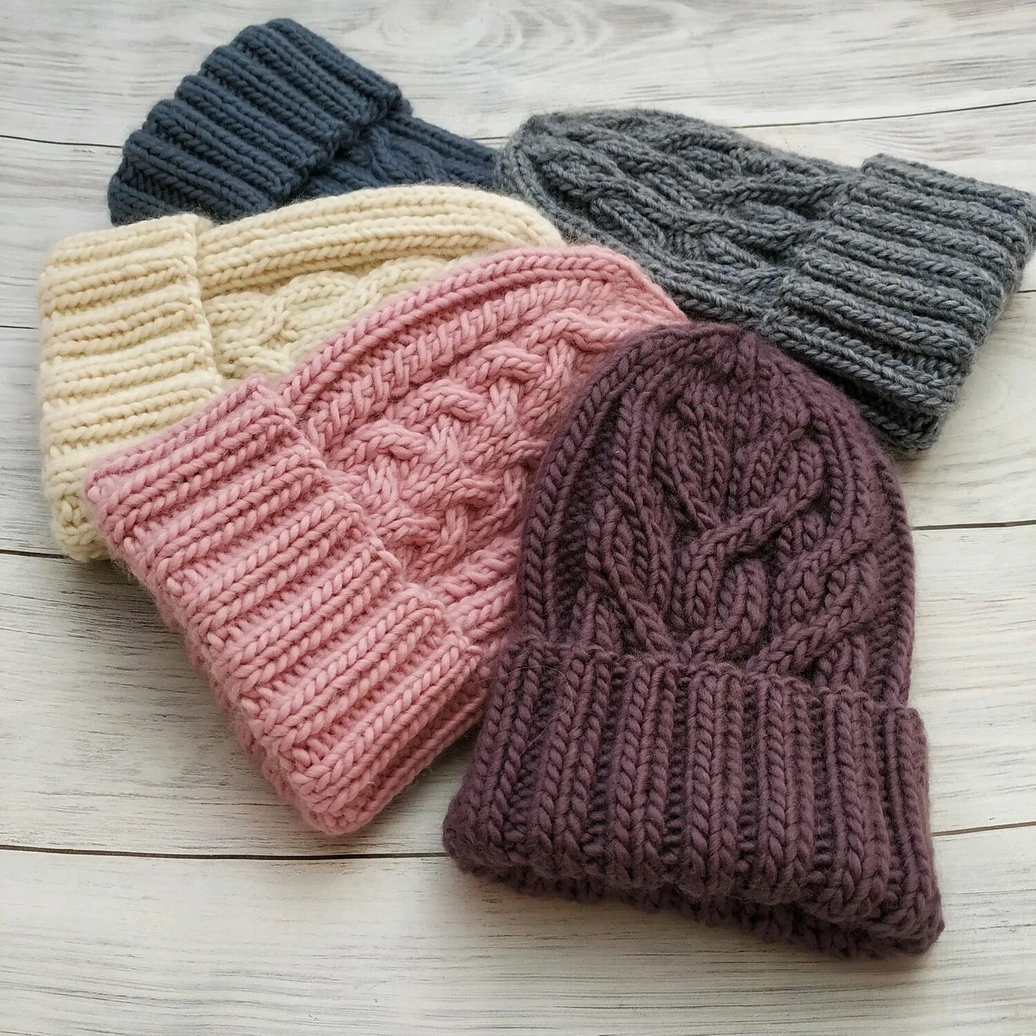 Детские зимние шапки в ассортименте. Ассортимент шапок. Магазин головных уборов для детей. Ассортимент шапок. Шапка для магазина товаров.