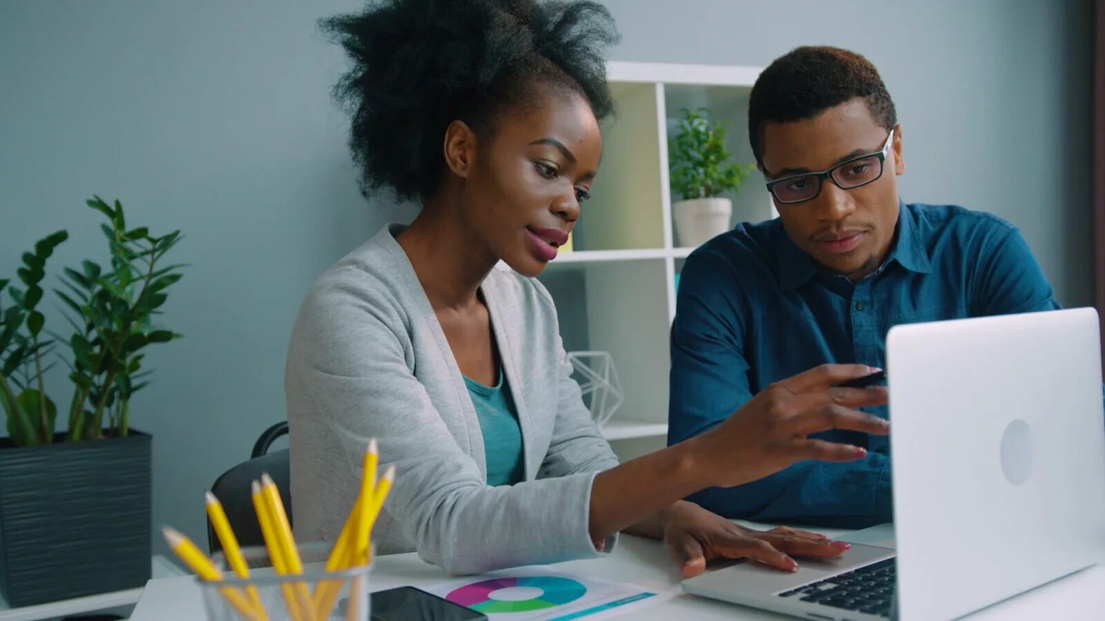Why are enough. Темнокожие в офисе. Черная работа. Темнокожая группа людей в офисе. Afro American people.