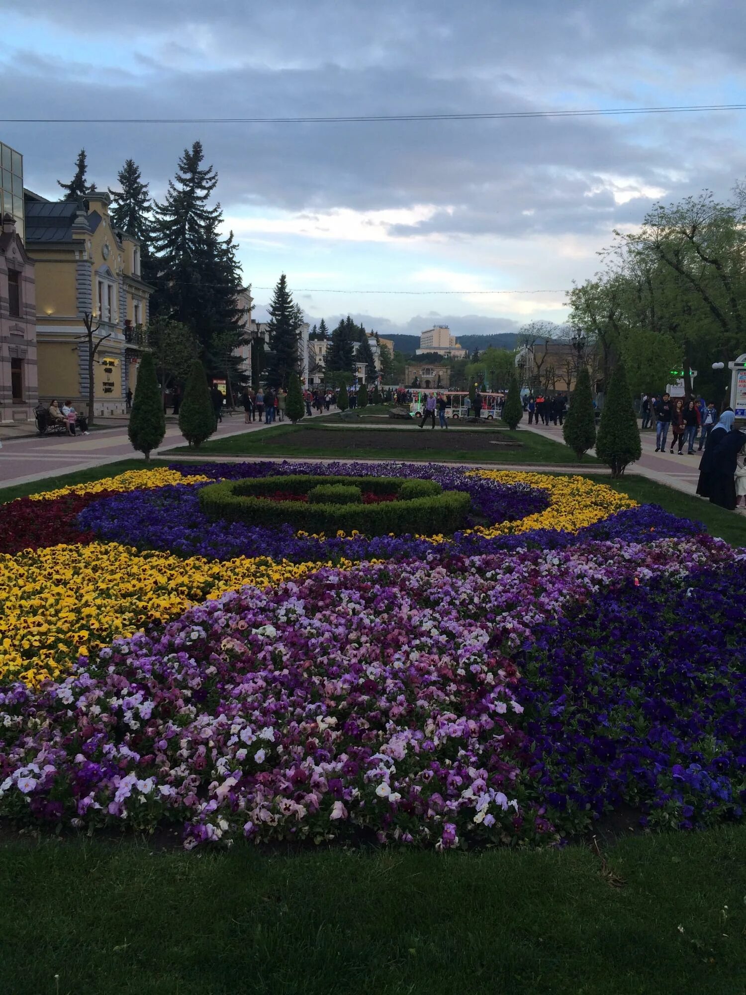 Тур выходного дня кисловодск. Кисловодск парк Курортный бульвар. Пешеходный бульвар Кисловодск. Кисловодский парк цветочный бульвар. Кисловодск цветной бульвар.