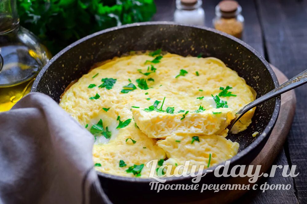 Омлет на сковороде пышный как в садике. Пышный омлет на сковороде. пышный омлет в сковородке. омлет на кефире на сковороде. высокий омлет на сковороде.