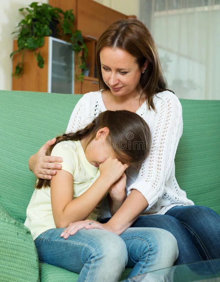 Физическое насилие в семье. Отец утешает дочь. Папа и дочки спорить. Папа ругает дочь. Папа жалеет дочь.