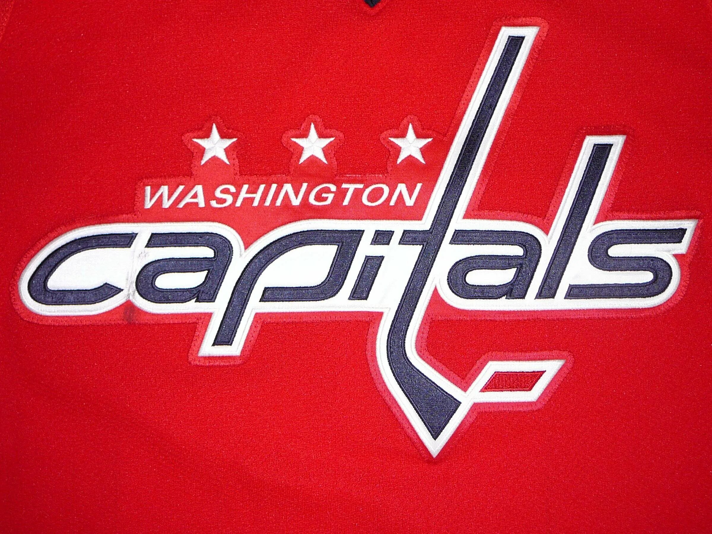 Хк кэпиталз. Вашингтон Кэпиталз логотип. Вашингтон логотип НХЛ. Эмблемы НХЛ Кэпиталз. Эмблема хк Вашингтон Кэпиталз.