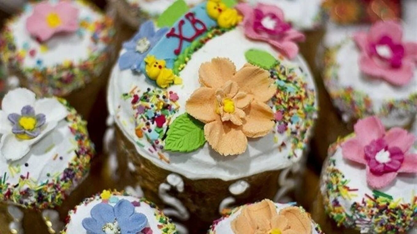 Необычное украшение куличей. Украшение пасхальных куличей. Как украсить пасху фото. Украшение куличей. Креативное украшение куличей.