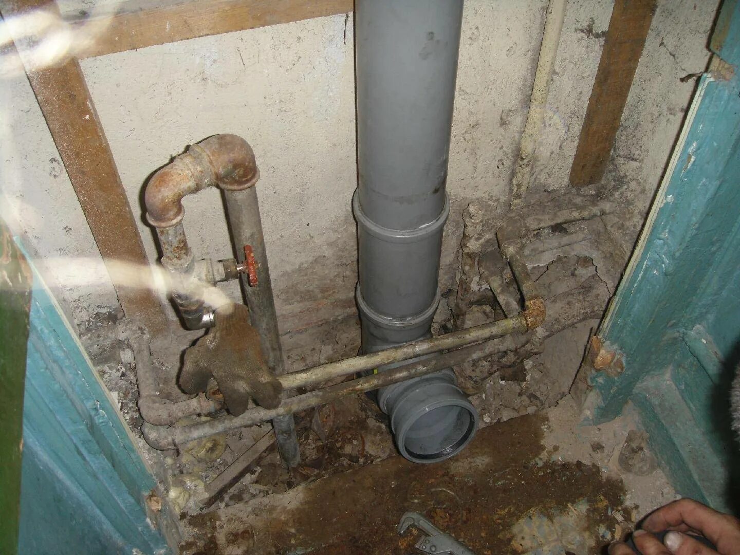Старые канализационные трубы. Канализационные трубы в квартире. Канализационная труба в туалете. Трубы канализации в многоквартирном доме.
