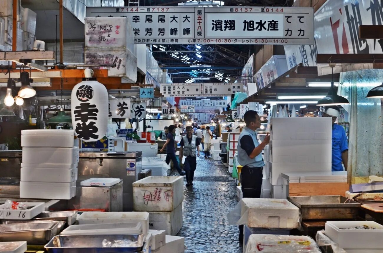 Чуть чуть японии. Рынок Цукидзи Япония. Япония рыбный рынок Цукидзи. Цукидзи Токио. Рыбный рынок Цукидзи (г.Токио).