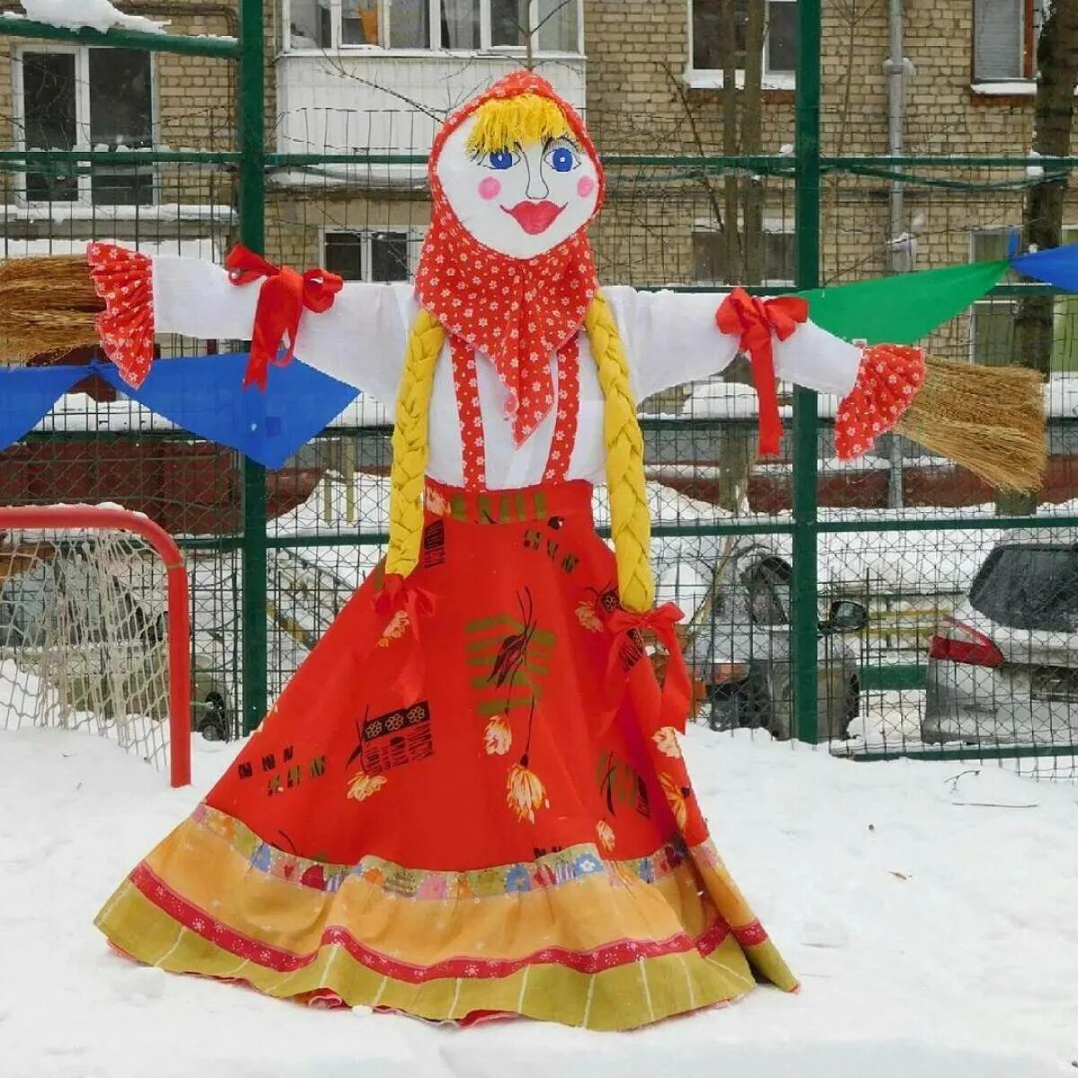 Сделать масленицу своими руками в детский сад. Масленичное чучело. Кукла Масленица. Красивое чучело Масленицы. Современная масленичная кукла.