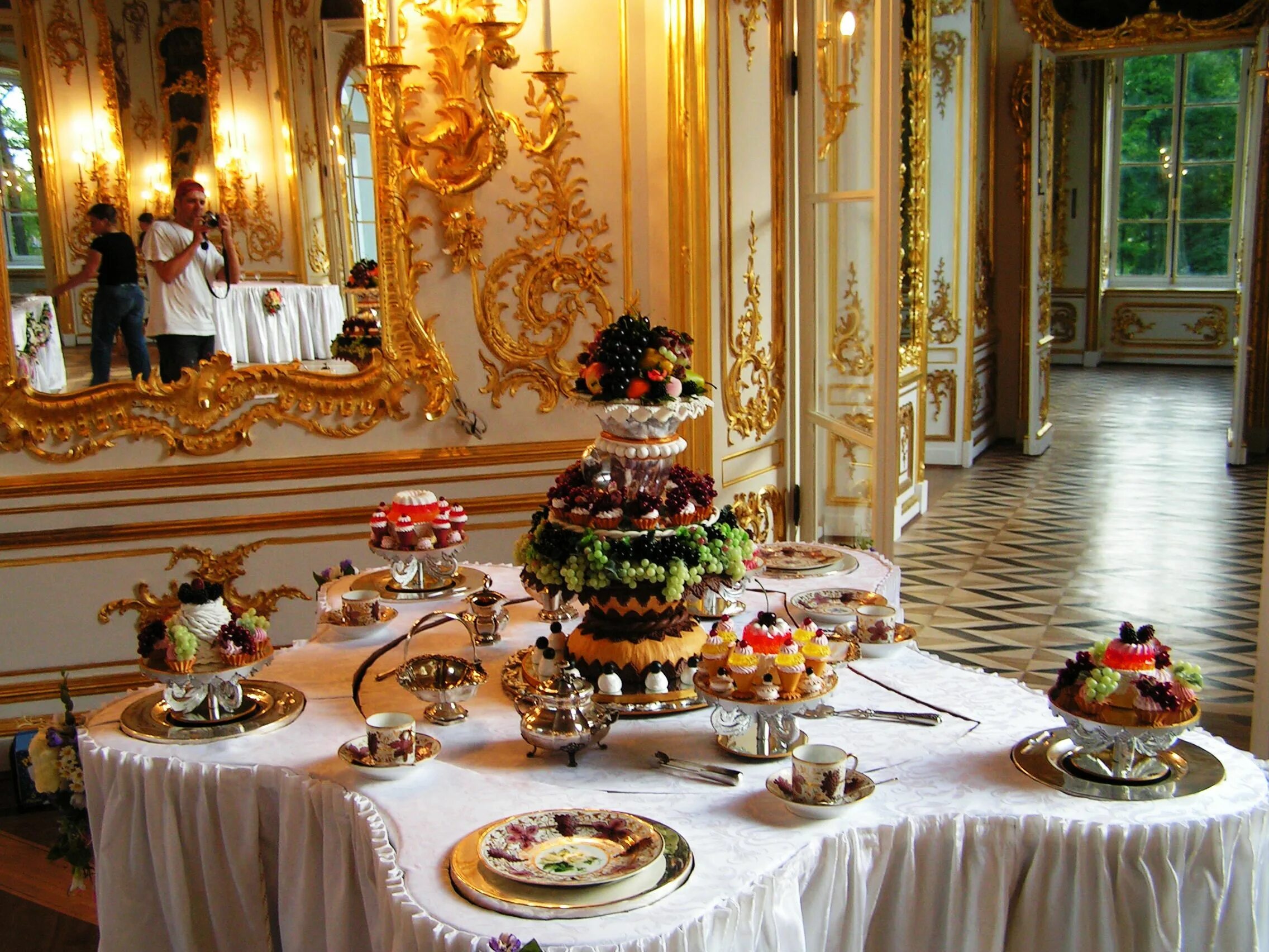 Ужин 18. Светская вечеринка артуро риччи. Красивый ужин. Ужин 18. Стол барокко екатерининский дворец.
