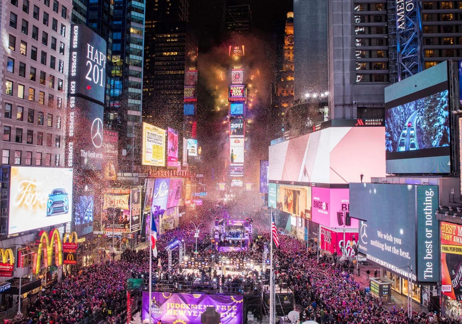 Time square new year. Нью-йорк таймс сквер 2019. таймс-сквер нью-йорк новый год. new york таймс сквер новый год. шар на таймс-сквер в нью-йорке.