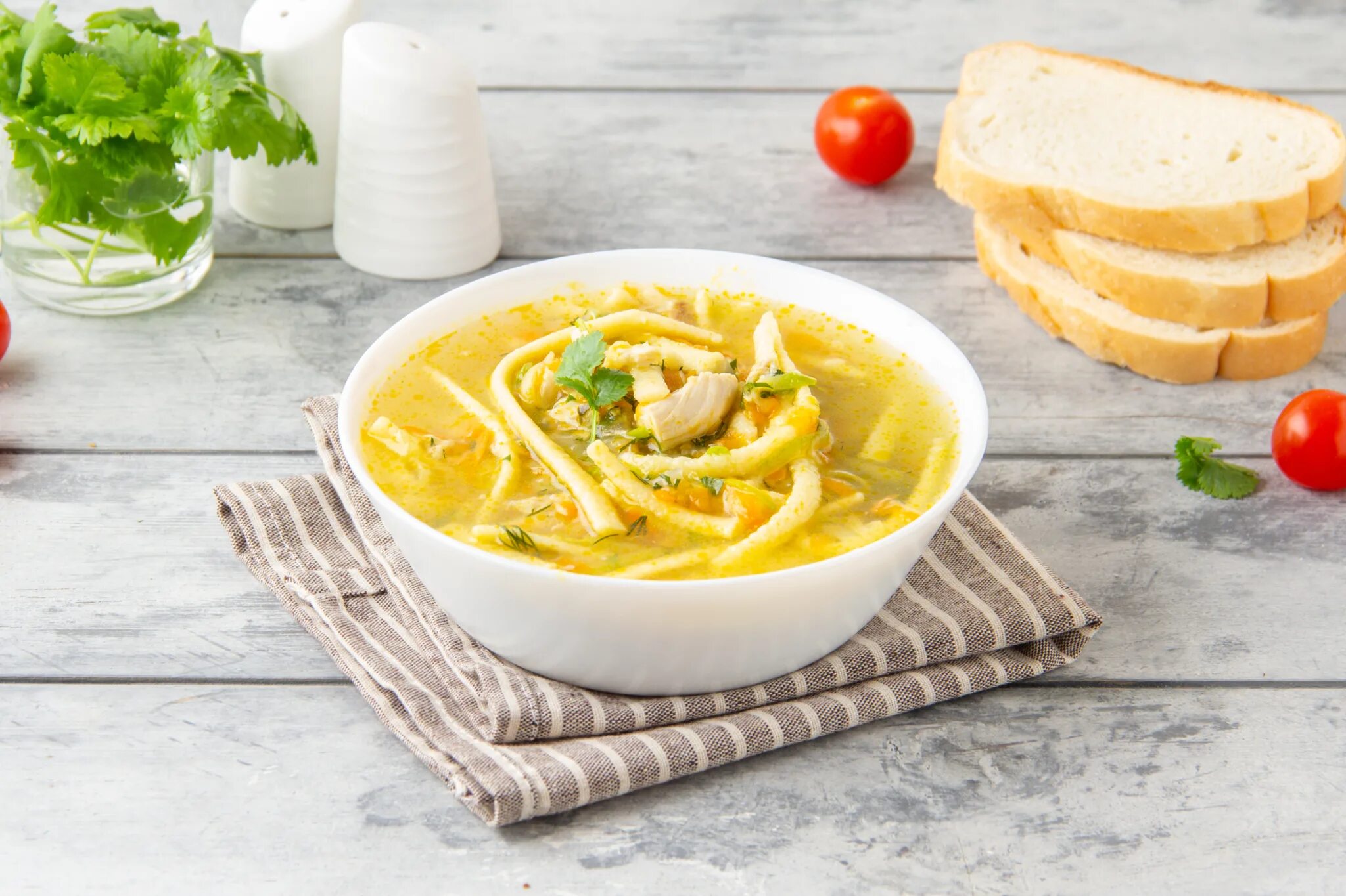 Куриная лапша ккал. Куриная лапша. куриный суп с лапшой. куриный суп с домашней лапшой. суп лапша домашняя.