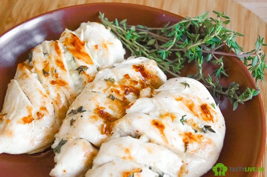 Куриные грудки в кефире на сковороде. Куриная грудка с чесноком. грудка в кефире. куриная грудка в кефире. куриное филе с чесноком и сыром..