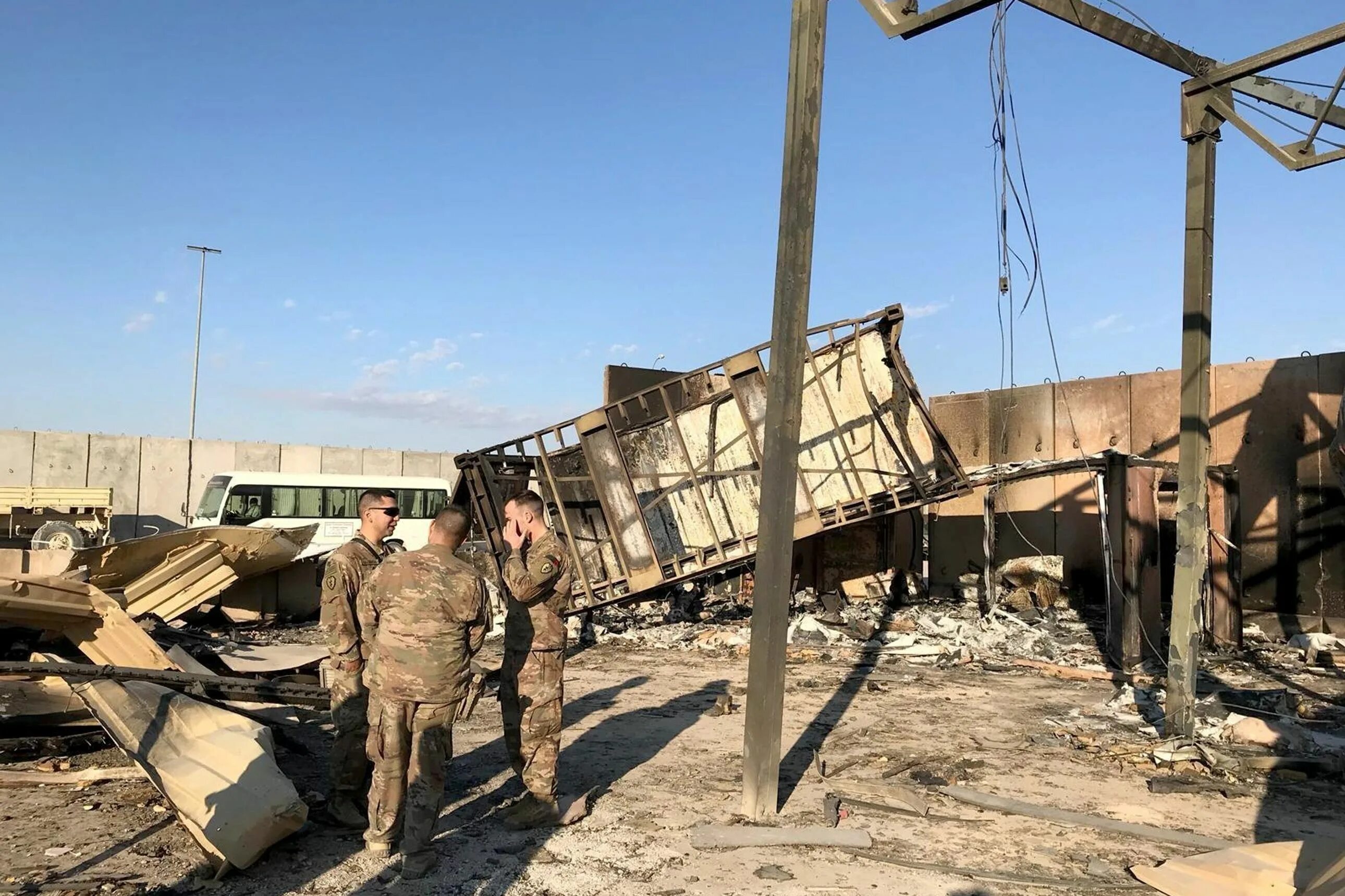 Военные сша ракетный обстрел базы ирак. Обстрел ирака сша. Обстрел ирака сша. База айн аль-асад в ираке. Обстрел ирака сша.