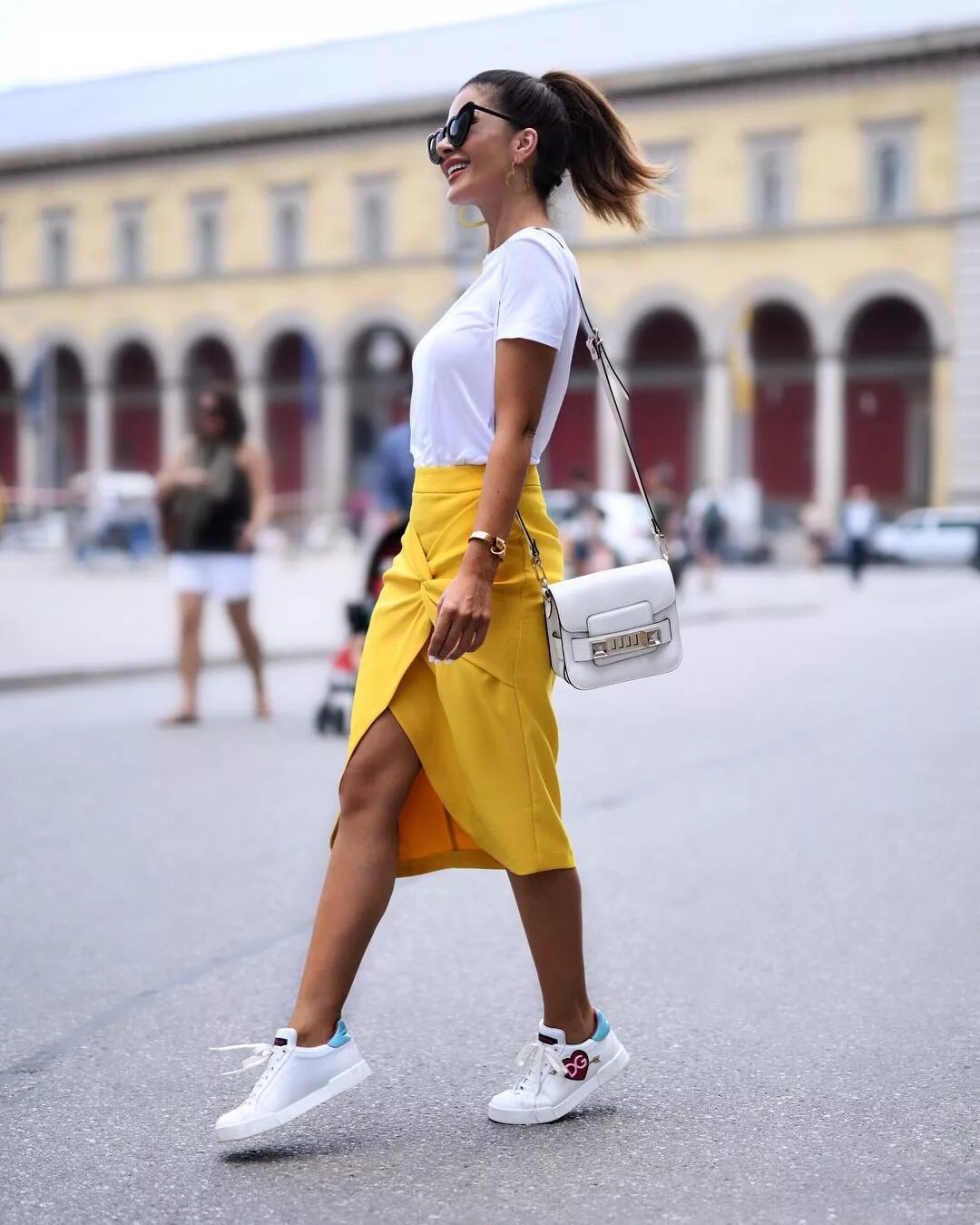 Летом носят кроссовки. Кроссы с платьем. Стильный спортивный образ для девушки. Красивые ноги в кроссовках. Платье с кроссовками.