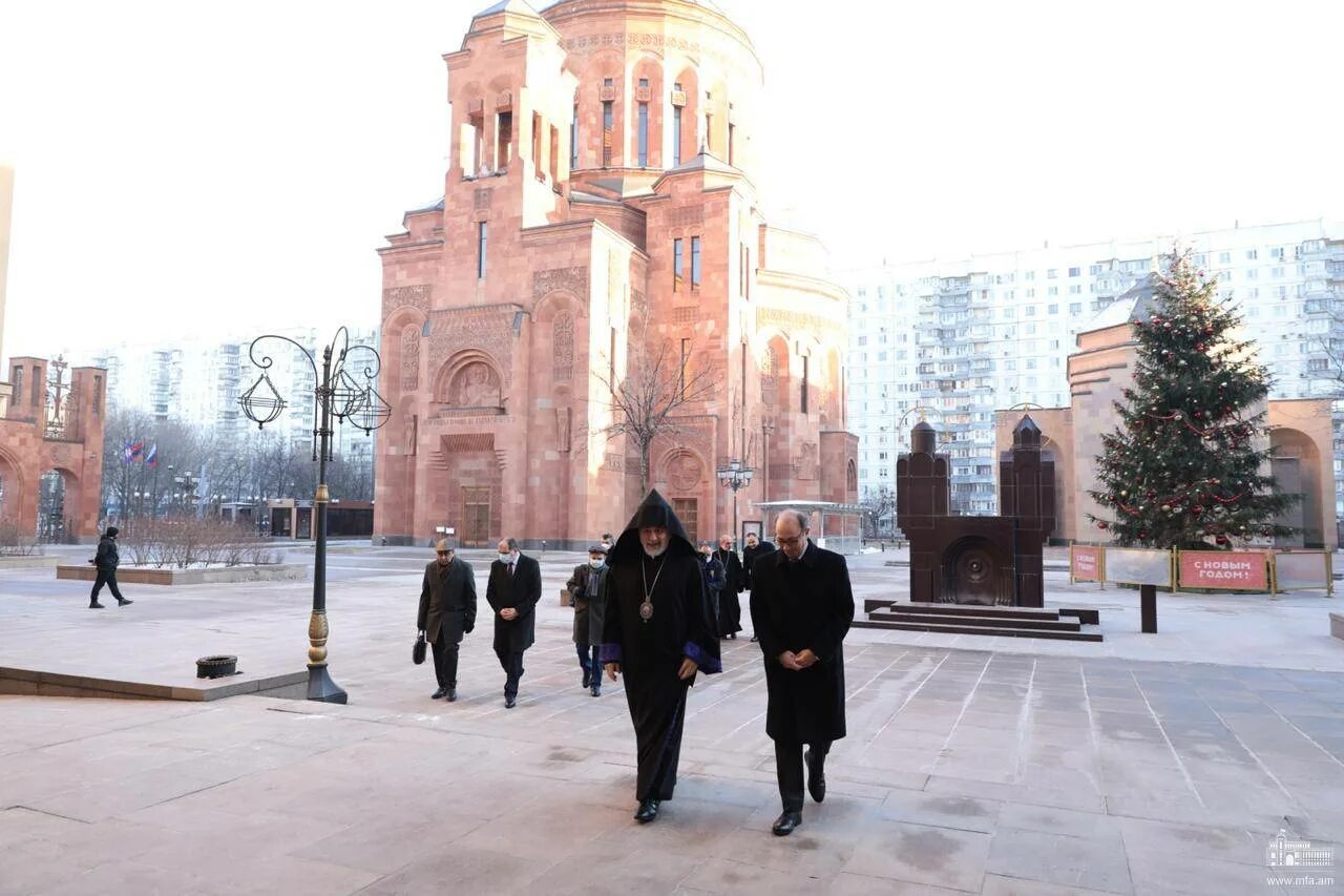 Землетрясение в москве годы. Глава армянской церкви в Москве. Армянская Апостольская Церковь 2000 года в Москве. Армянский храмовый комплекс Москва. Армянская Апостольская Церковь в Москве.