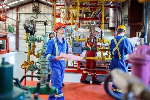 Оператор по добыче газа. Оператор по добыче нефти и газа. оператор по сбору газа. обучение операторов днг. добыча газа учеб фильм.