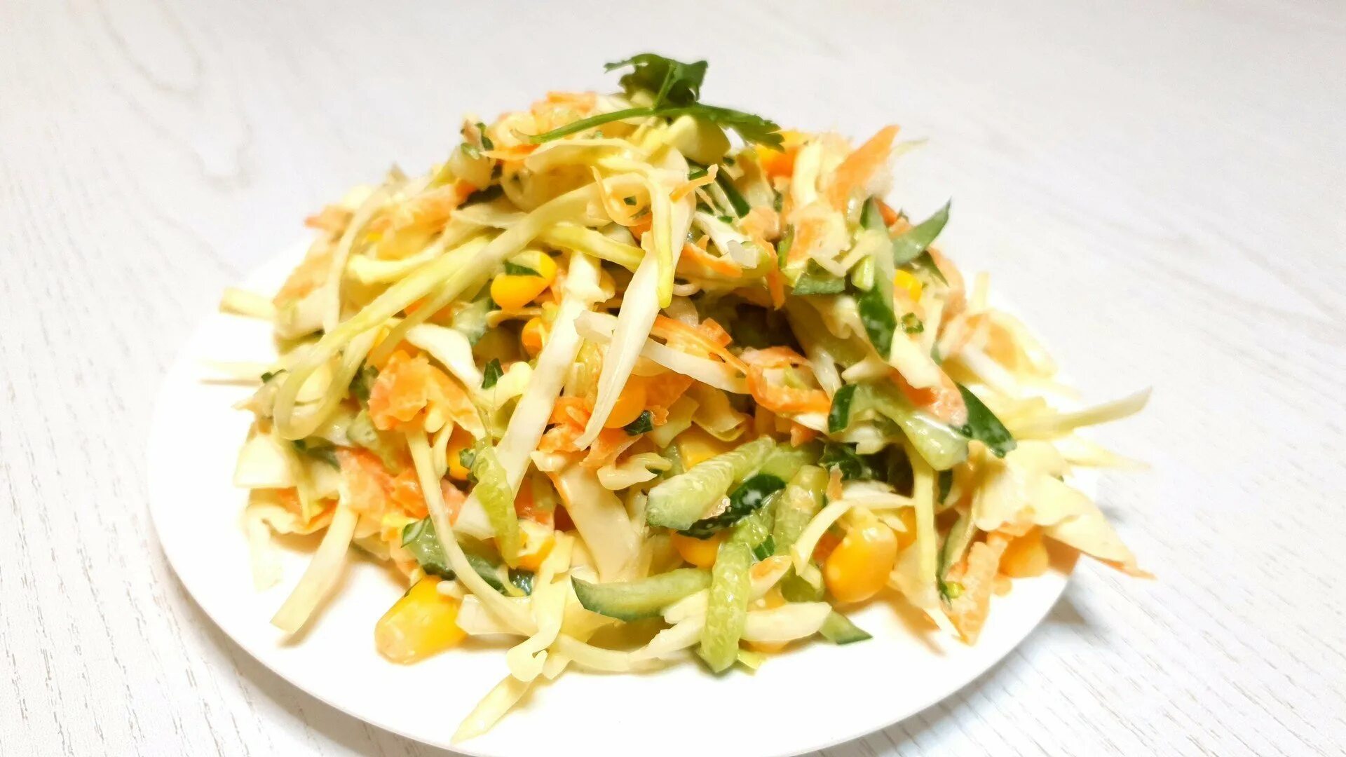Салат из капусты огурцов кукурузы. Салат капуста морковь кукуруза. салат капуста морковка кукуруза. салат капуста морковь и кукуруза с майонезом. салат капуста морковь огурец.