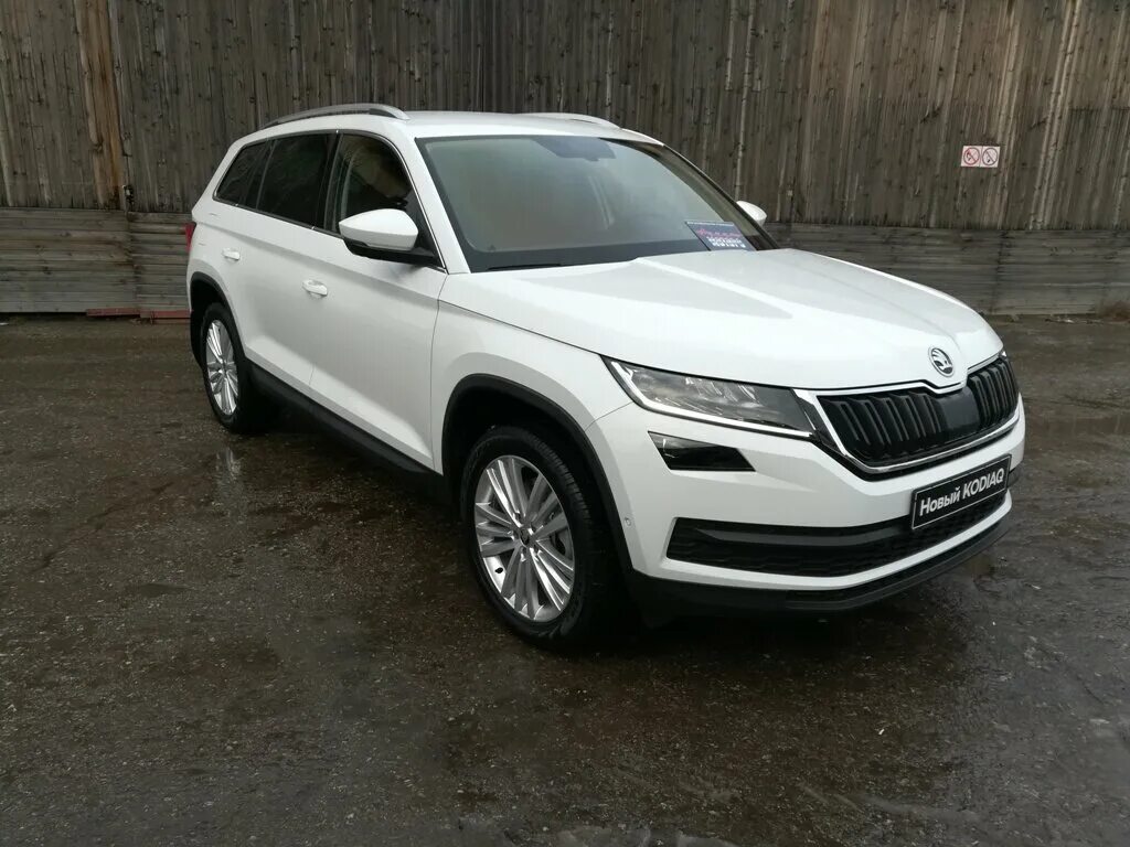 Шкода кодиак 1.4 купить. Skoda Kodiaq белый. Шкода Кодиак 2020 белая. Skoda Kodiaq 2022 White. Шкода Кодиак 2021 белый.