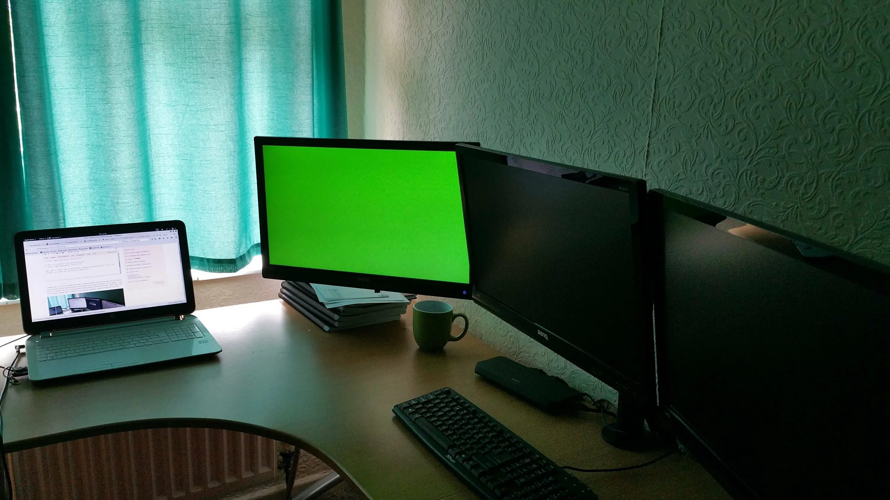 Разные обои на разных мониторах. Матовый экран компьютера. Зеленый монитор. 2 Монитора. Глянцевый и матовый монитор.