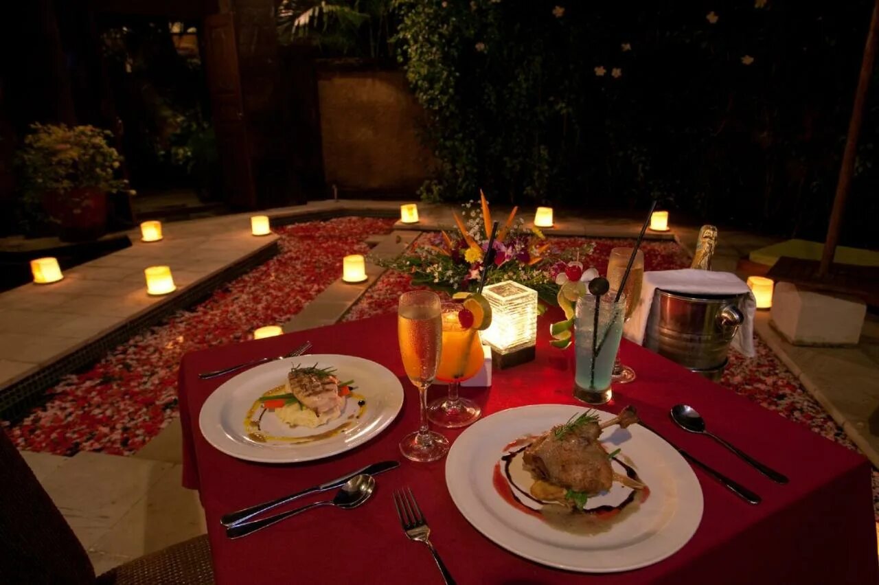 Стол для романтического ужина. Романтический ужин при свечах. Стол для романтического ужина на двоих. Столик для романтического ужина. Ужин на полу