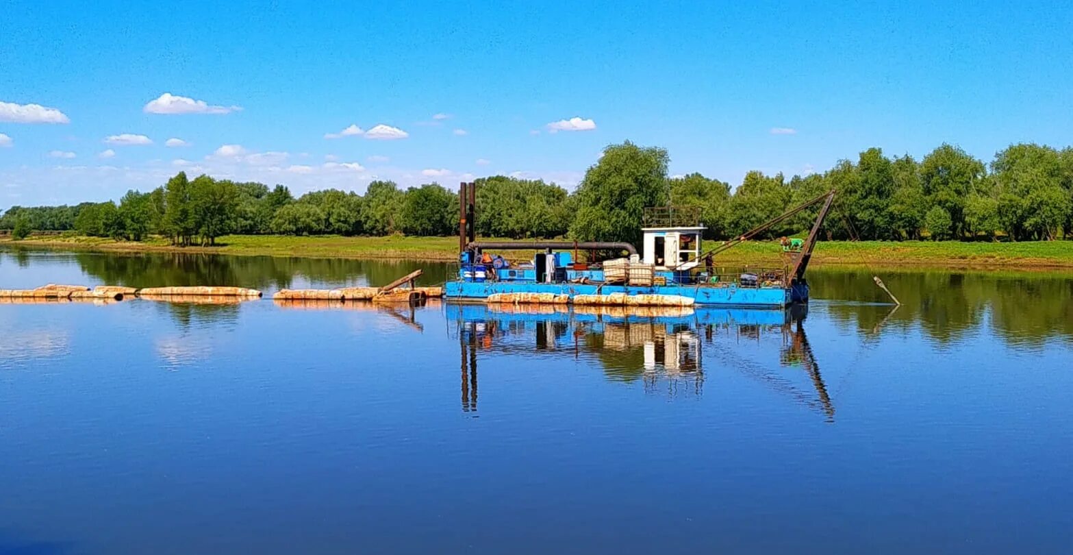 Вода в реке астрахань. Астрахань река Ахтуба. Харабали река Ахтуба. Ахтубинск земснаряд. Земснаряд на Волге Астрахань.