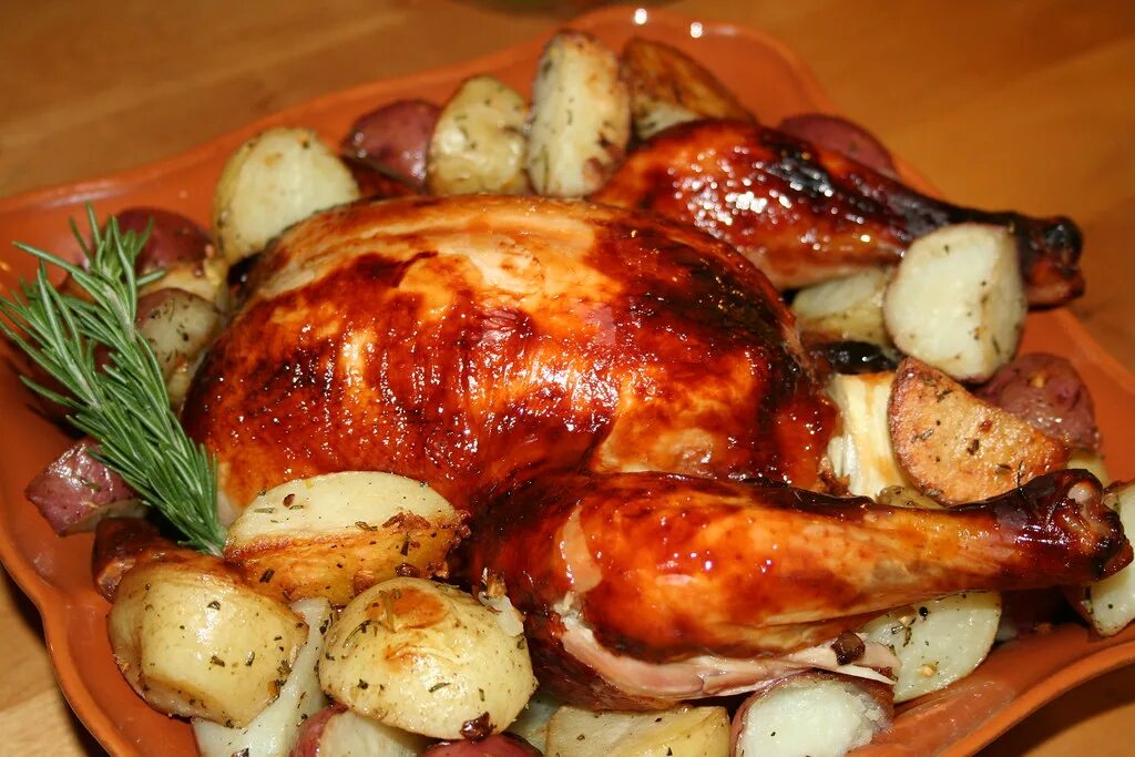 Курица с чесноком в фольге. Курица в духовке. Курица с картошкой в духовке. Запеченная курица с картошкой в духовке. Курица фаршированная картошкой.