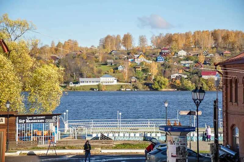 Плес город ярославль. Плёс набережная. Набережная Плеса Ивановская область. Волжская набережная Плес. Кинешма Плес.