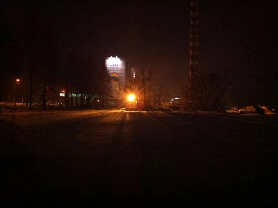 Снежногорск 2002. Северск закрытый город. Зато ночью. Яблоневая аллея ухта. Крыша многоэтажного дома ночью россия.