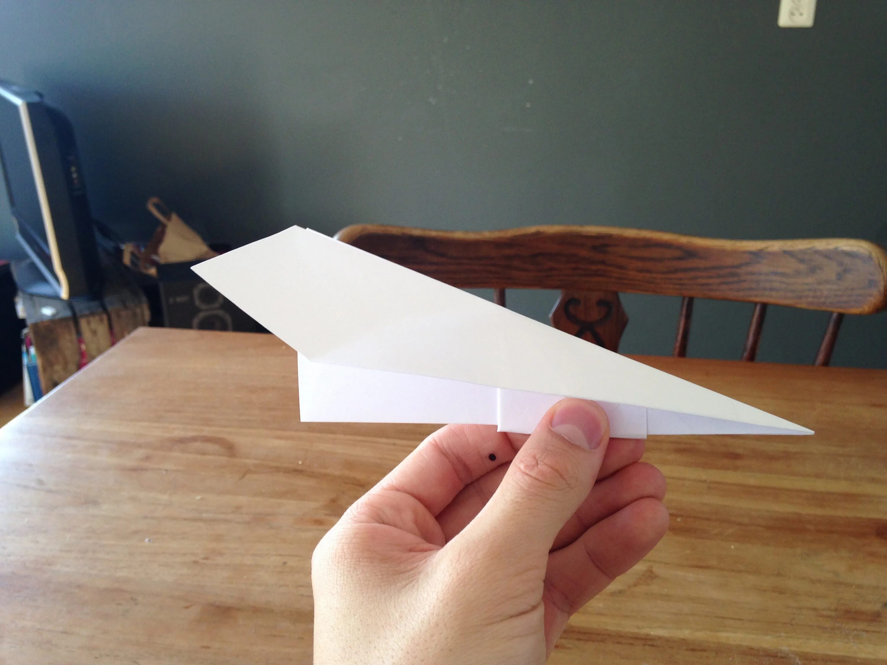 Самолет бумажный теперь уже не важно. Бумажный самолет. Самолёт из бумаги. Оригами самолет. Бумага для бумажного самолетика.