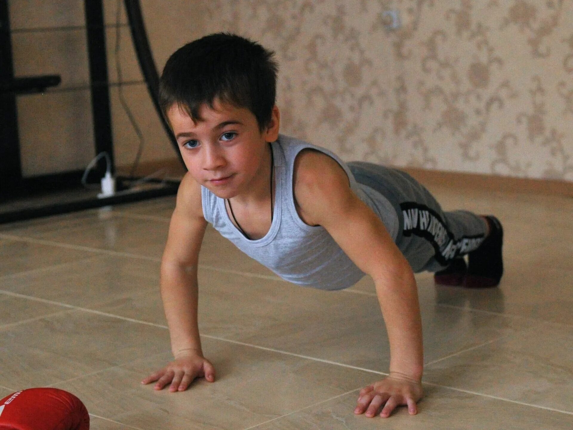 Сильные мальчики 8. Рахим Куриев отжимания. Самый сильный мальчик в мире Рахим Куриев. Рахим Куриев вундеркинды.