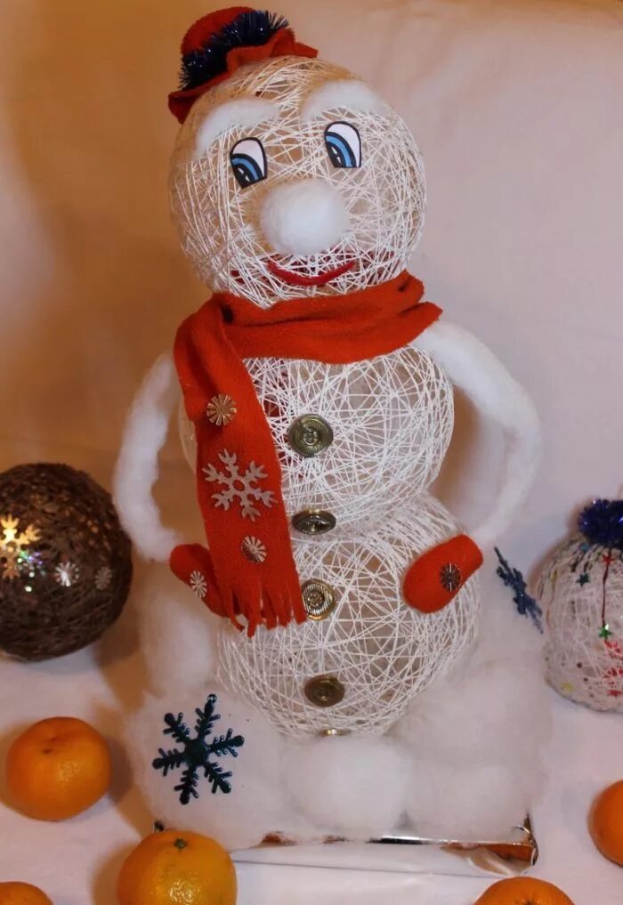 Поделка снеговик. Снеговик из ниток. Снеговик из ниток и клея. Снеговик своими руками поделка. Поделка Снеговик из ниток и клея.