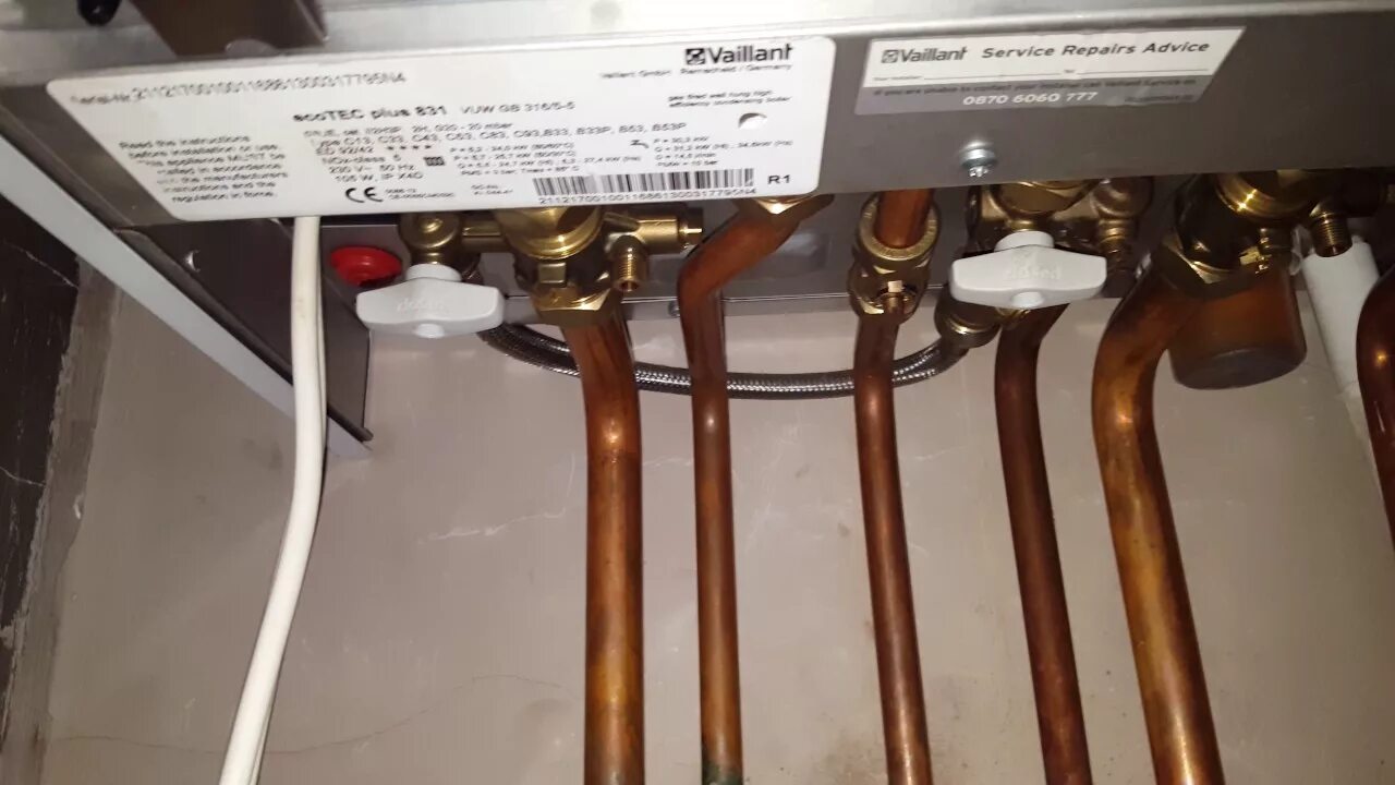 Котел снизу. Vaillant котел сливной штуцер. Сливной штуцер Vaillant ATMOTEC. Vaillant TURBOTEC обвязка. Vaillant газовый котел 2006 регулятор давления.