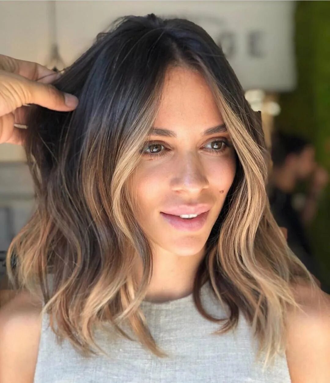 Окрашивание передних прядей волос в блонд. Осветленные передние пряди волос. Осветление передних прядей у лица. Осветление передних прядей на темных волосах. Perrie edwards.