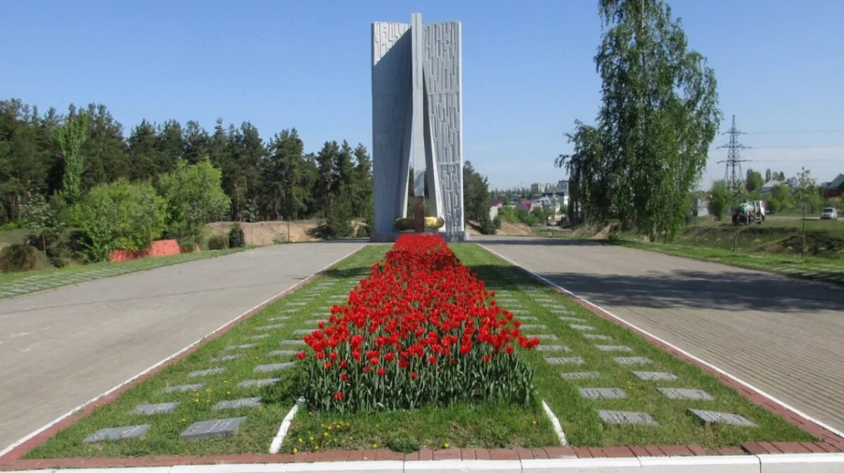 Как называется мемориал. Мемориал песчаный лог воронеж. песчаный лог воронеж памятник. стена скорби песчаный лог воронеж. мемориальный комплекс песчаный лог воронеж фото.
