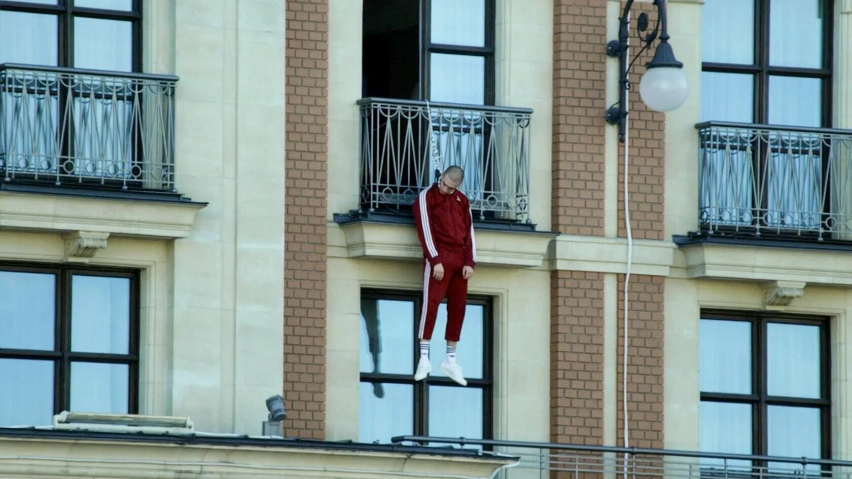 Трусы на балконе сушатся. Человек на балконе. Развешивает белье на балконе. Отделанный навесной балкон. Белье на балконе.