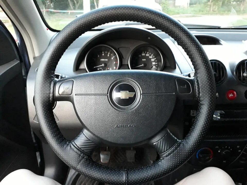 Руль машины фольксваген. Руль на авео т250 с кнопками. Руль идет влево. Авео т300 управление магнитолой на руле. Машину уводит в сторону.