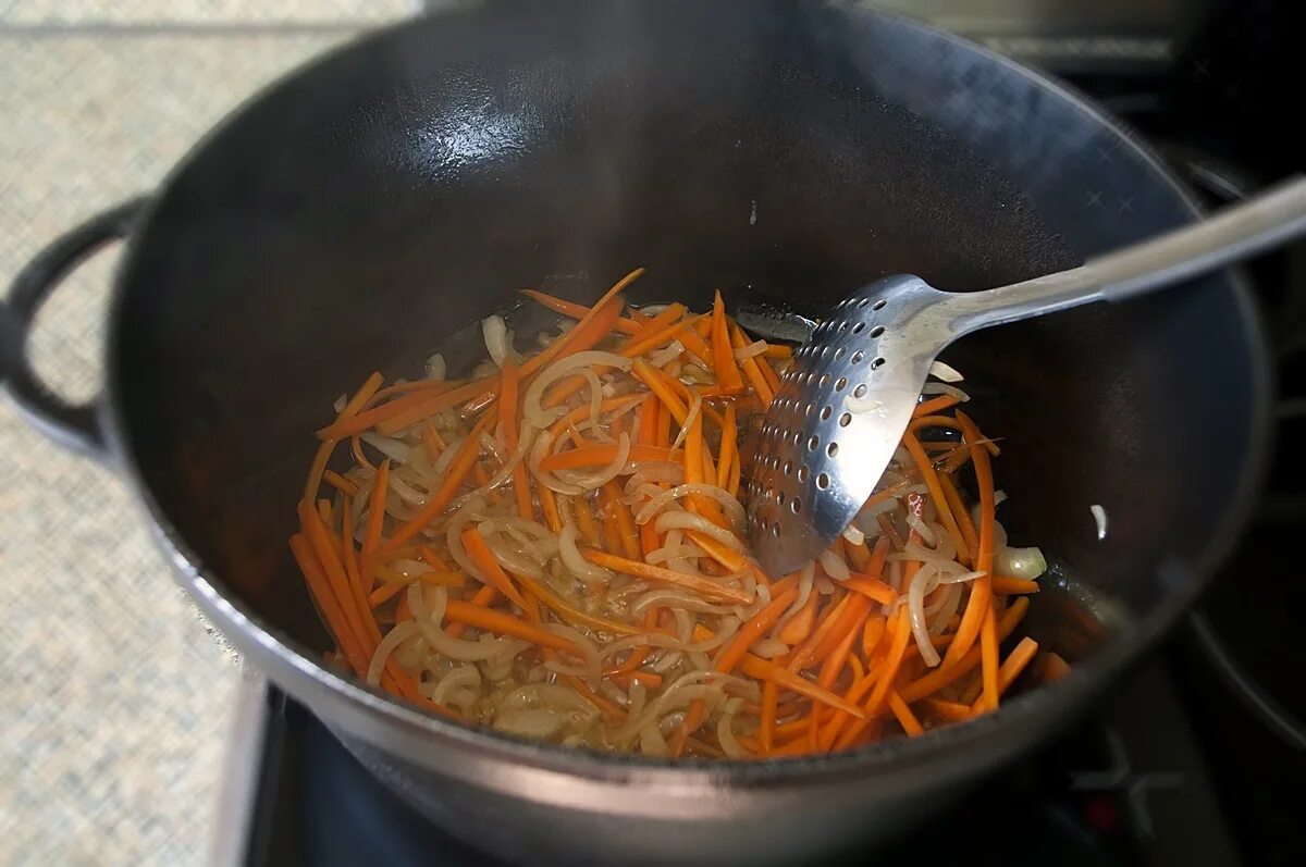 Как вкусно приготовить лук и морковку. Пассерованные лук и морковь. жареная морковь с луком. пассированные лук и морковь соломкой. обжарка лук и морковь.