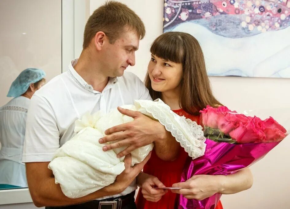 3 роды летом. Выписка из роддома. Выписка с роддома. Выписка из роддома фотосессия. Выписка из роддома летом.