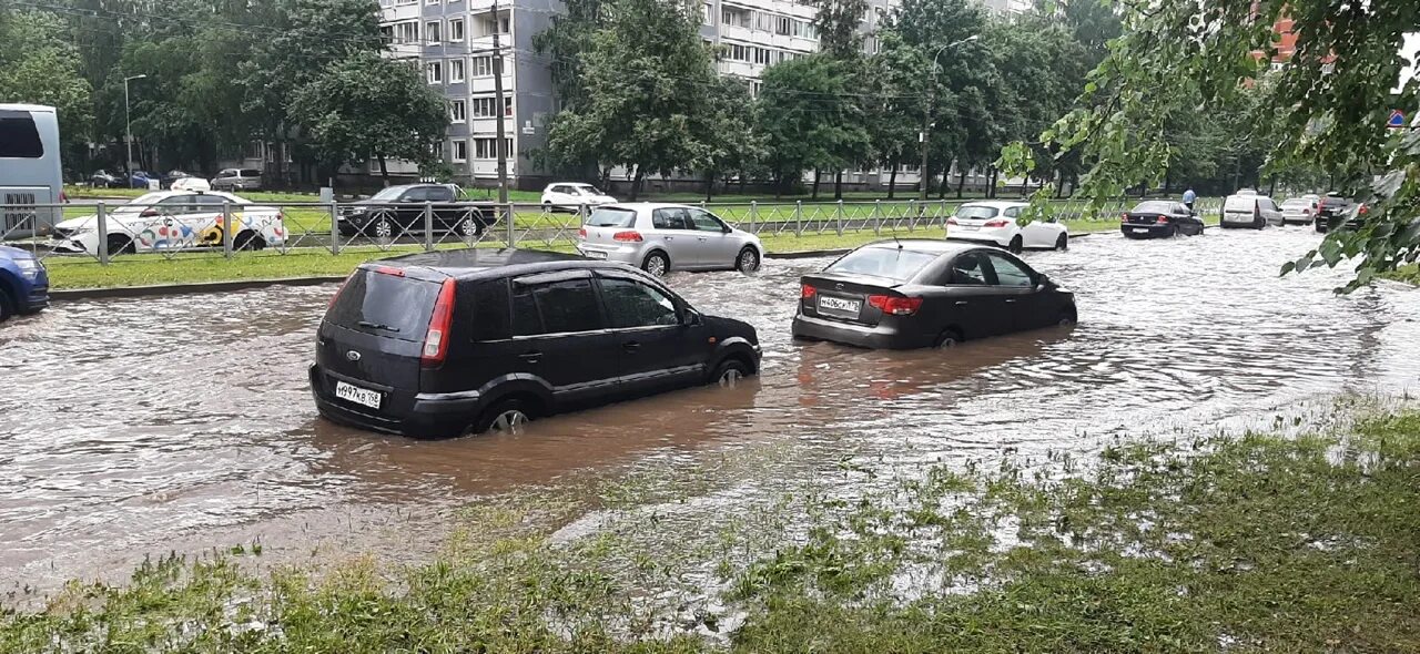 Дождь ливень фото. Смерч в пскове. Байсерке москва. Финский парк псков 2022. Дожди 14 июня.