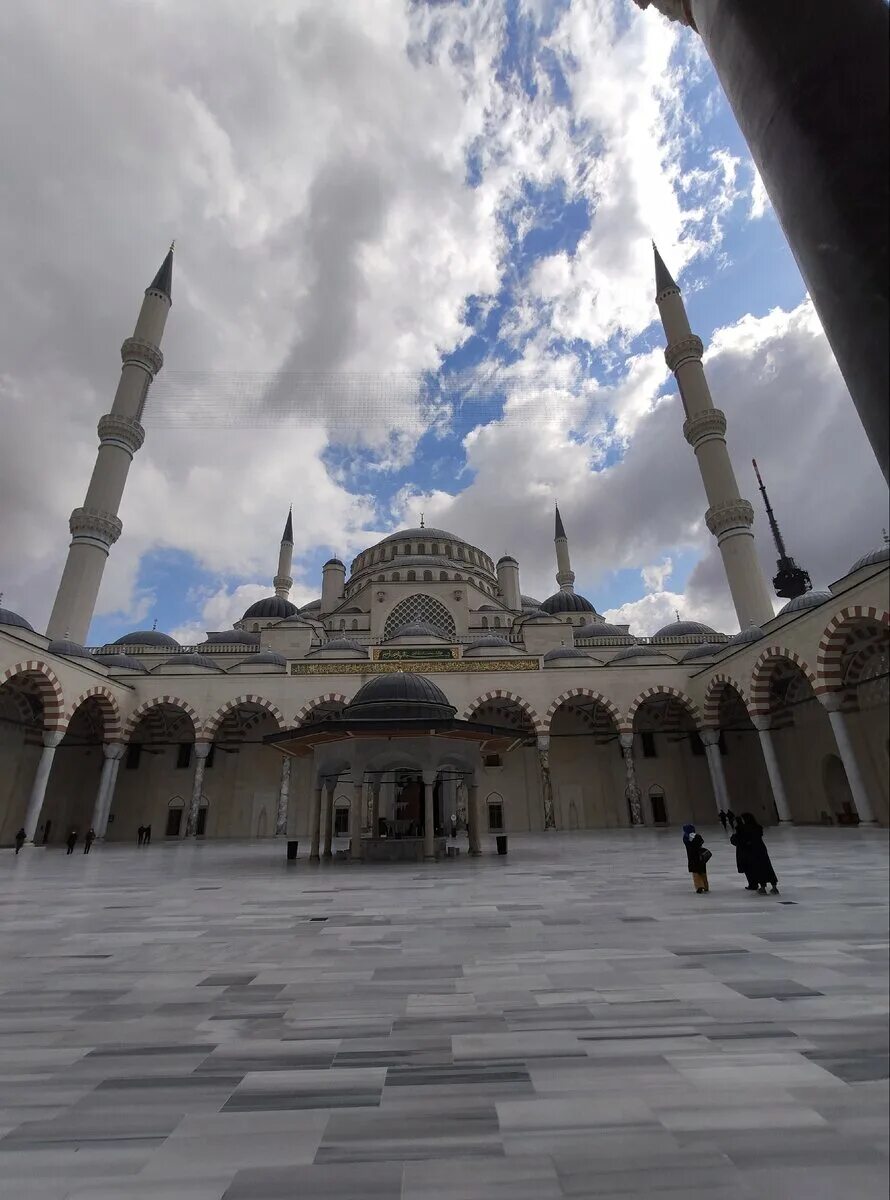 Самые крупные мечети. Мечеть Чамлыджа. Самая большая мечеть в Стамбуле. Большая мечеть Харбин. Мечеть Чамлыджа в Стамбуле.