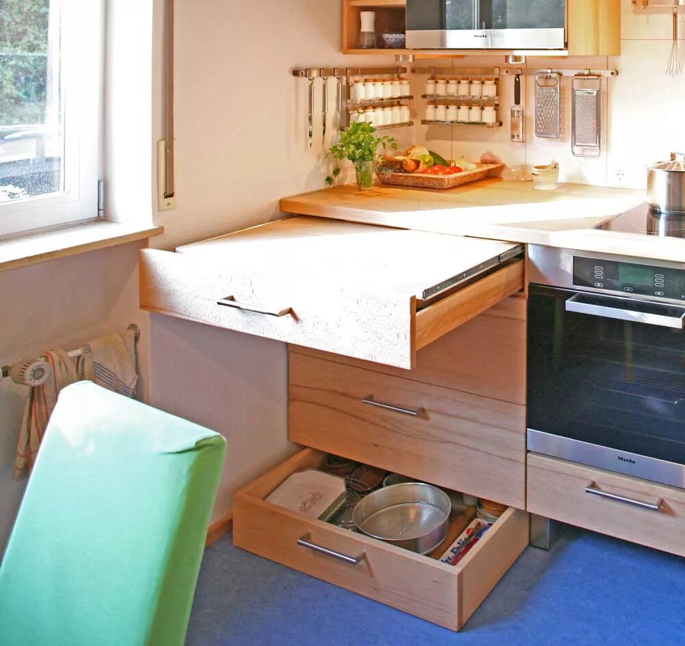Ящик снизу. Шкаф с выдвижной столешницей. Кухонный шкаф с выдвижным столом. Выдвижной стол для кухонного гарнитура. Кухонный шкаф с выдвижной столешницей.