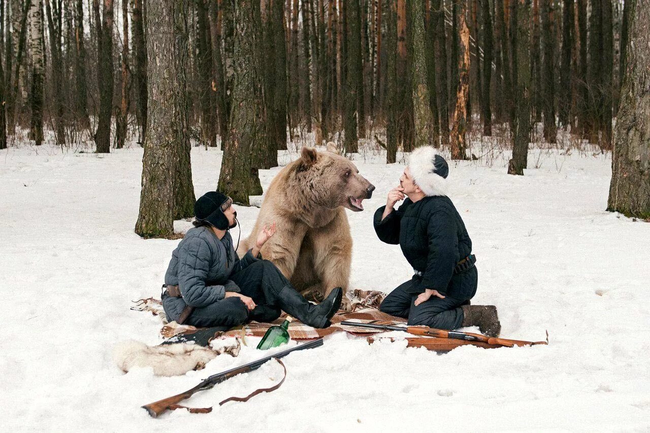 Фотосессия с медведем. Медведь и человек.