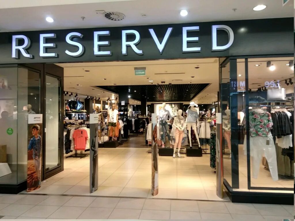 Reserved одежда. Re одежда. Модный магазин одежды миссия. Резервед кроп хаус. Reserved колумбус.