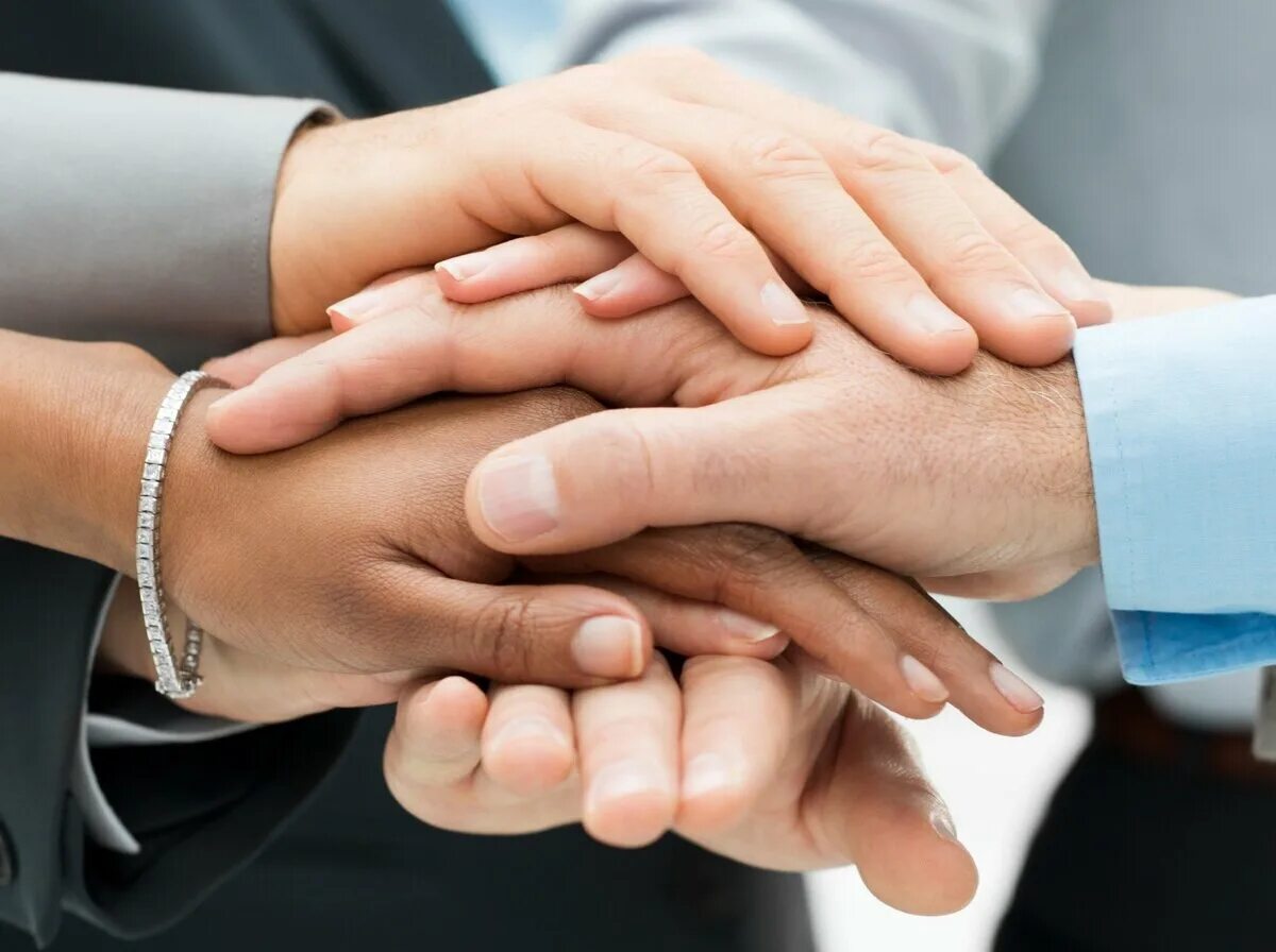 Кулак в круге. Школьники активисты. Много рук. Этика в коллективе. Рукопожатие мужчины и женщины.